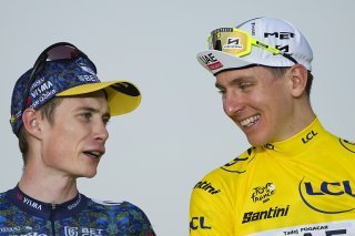 Jonas Vingegaard (à gauche) et Tadej Pogacar avaient reconnu avoir recours au monoxyde de carbone lors du Tour de France 2024 (archives). KEYSTONE/AP/JEROME DELAY